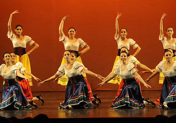 Lo studio della danza di carattere , essendo sempre presente nei più celebri balletti di repertorio, è parte integrante e fondamentale della formazione di una ballerina di danza classica. Famosi esempi di danze di carattere presenti nei balletti di repertorio classico sono la danza russa dello Schiaccianoci, la mazurka di Coppelia, le danze spagnola, ungherese, e napoletana del Lago dei cigni, ecc. La danza di carattere è fondamentale per migliorare l’espressività e l’interpretazione del danzatore e inoltre, nei primi corsi, è un valido aiuto per sviluppare la musicalità e il senso del ritmo negli allievi più piccoli. Una lezione di danza di carattere è strutturata in modo simile a una lezione di danza classica. Sono infatti previsti specifici esercizi alla sbarra (che possono seguire lo stile russo, spagnolo ecc), al centro e in diagonale. Per lo studio di questo tipo di danza è indispensabile l’utilizzo di particolari scarpette con un tacco medio, che serviranno spesso per sottolineare determinati accenti musicali e per “battere” il ritmo. Le lezioni di danza di carattere inoltre, sono sempre accompagnate da musiche molto ritmate e coinvolgenti, che difficilmente lasceranno spazio alla noia.<br><br>Docente: Ioulia Sofina – Maitre du Ballet – Docente danza classica – Docente Esperta di Danza di Carattere – Insegnante Discipline Coreutiche- Membro CID (Unesco) – Consiglio Internazionale Danza
